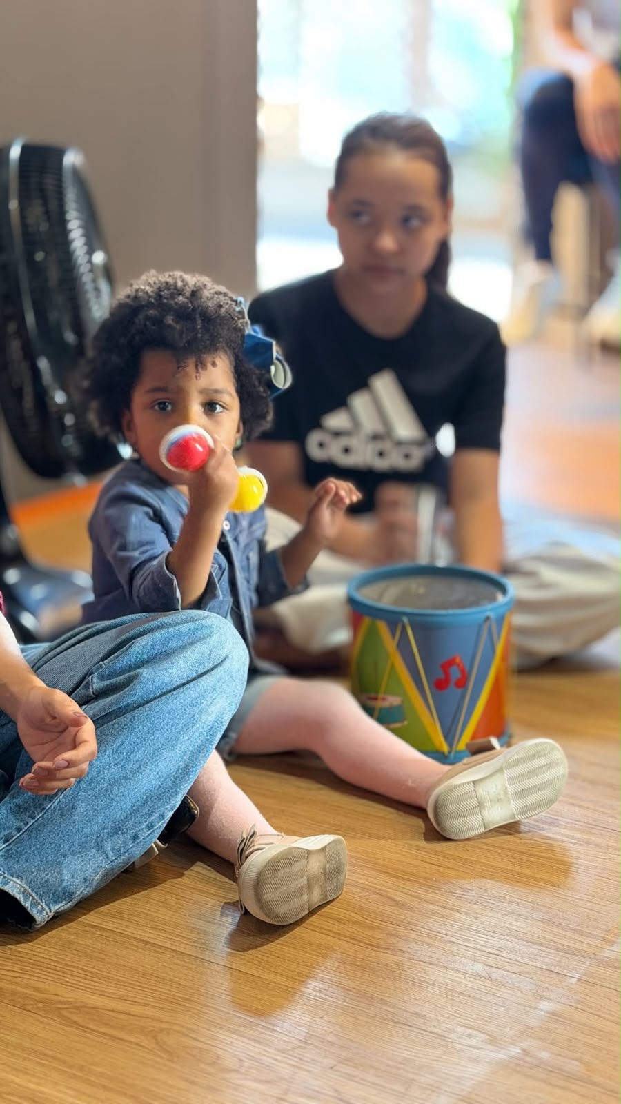 Criança brincando durante o encontro do ministério infantil