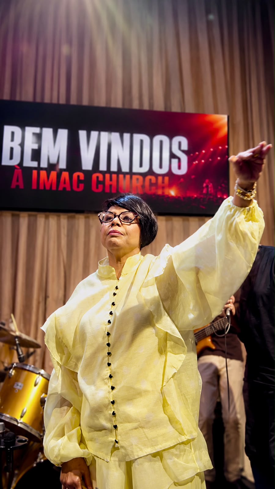 Apóstola da IMAC recebendo a igreja durante uma celebração