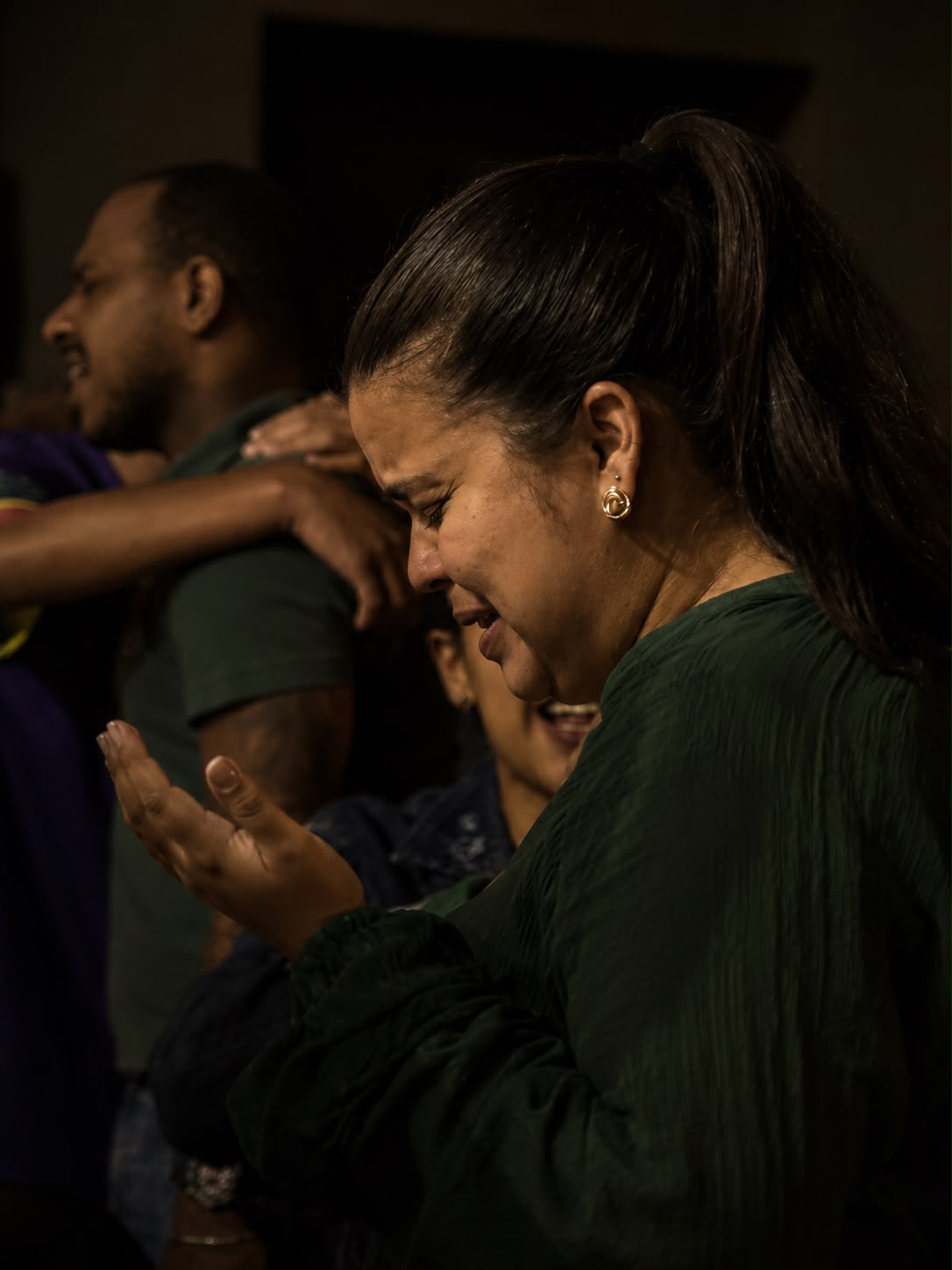 Mulher em oração durante um culto